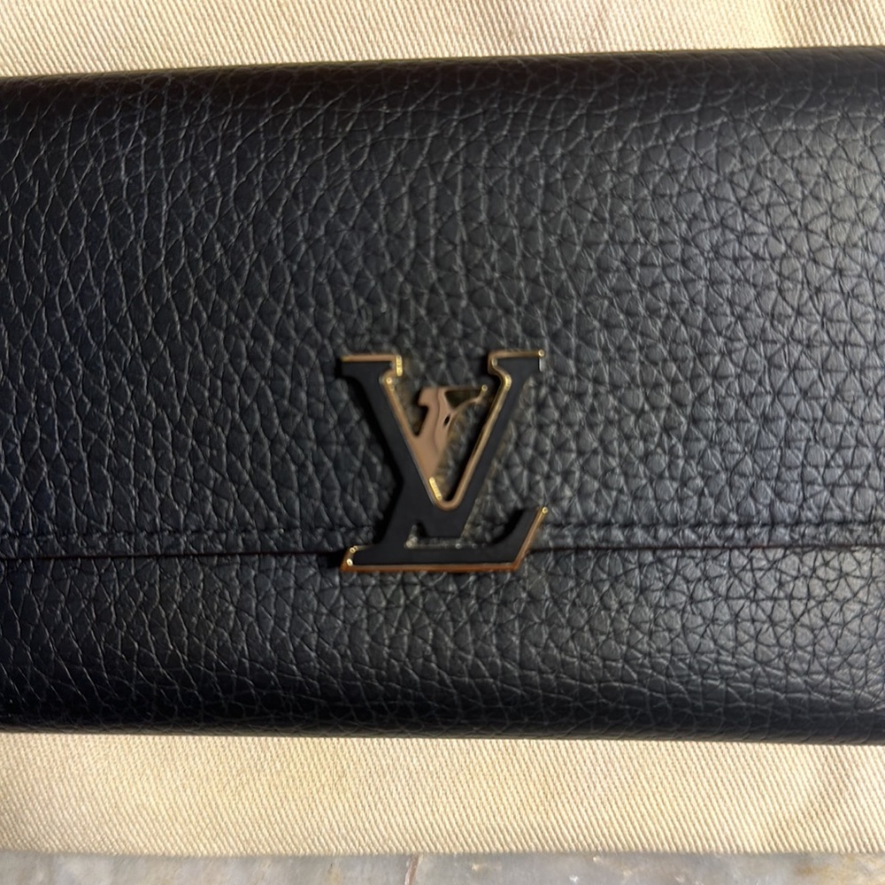 Louis Vuitton
Capucines Compact Wallet - Picture 7 of 10